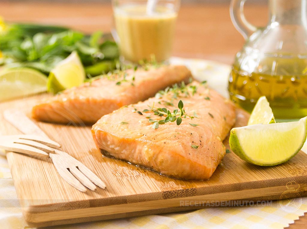 Salmão Grelhado com Molho de Mostarda e Mel