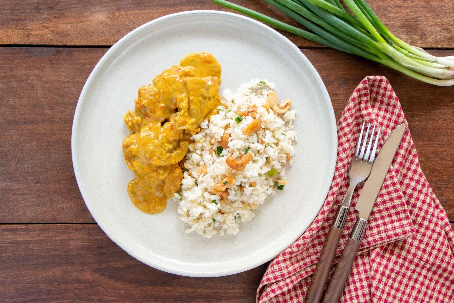 Frango ao curry com arroz jasmin